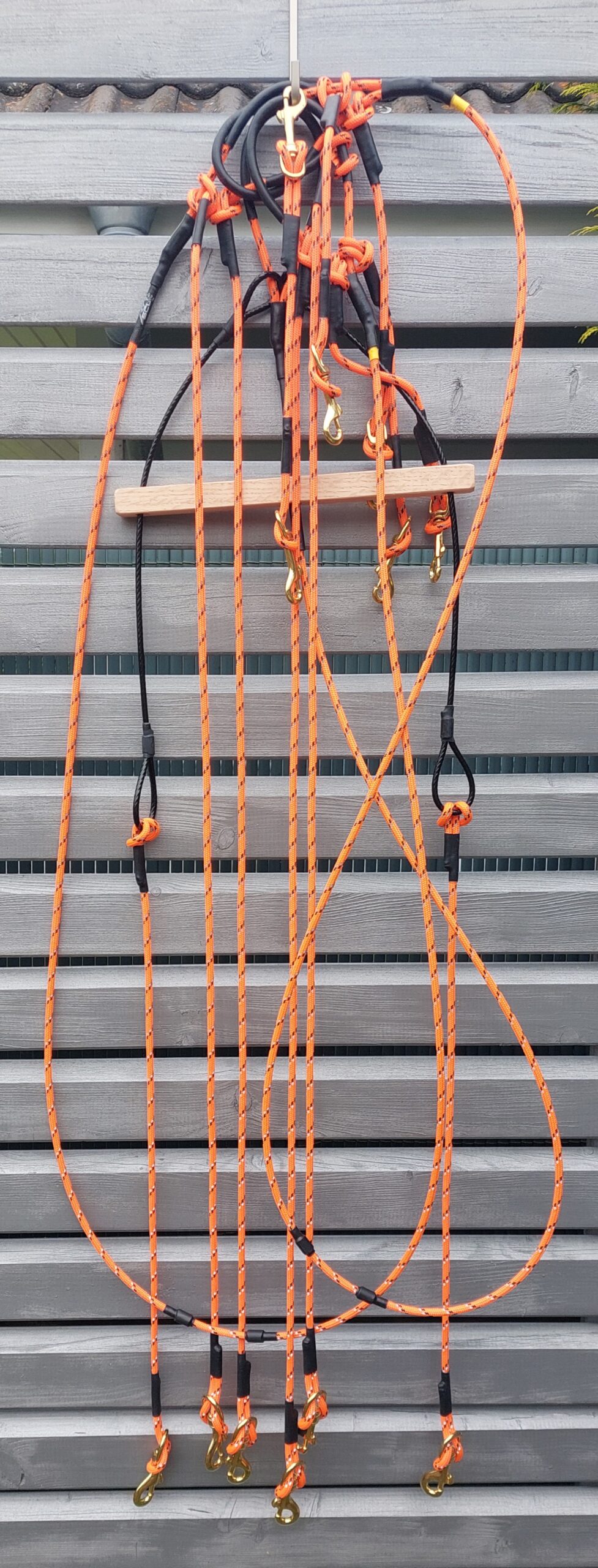 gespannleine (6 hunde) von "swedish centerlines" zentralleine (stahlkern) ps ummantelt eichenstick farbe orange/schwarz mit reflektoren